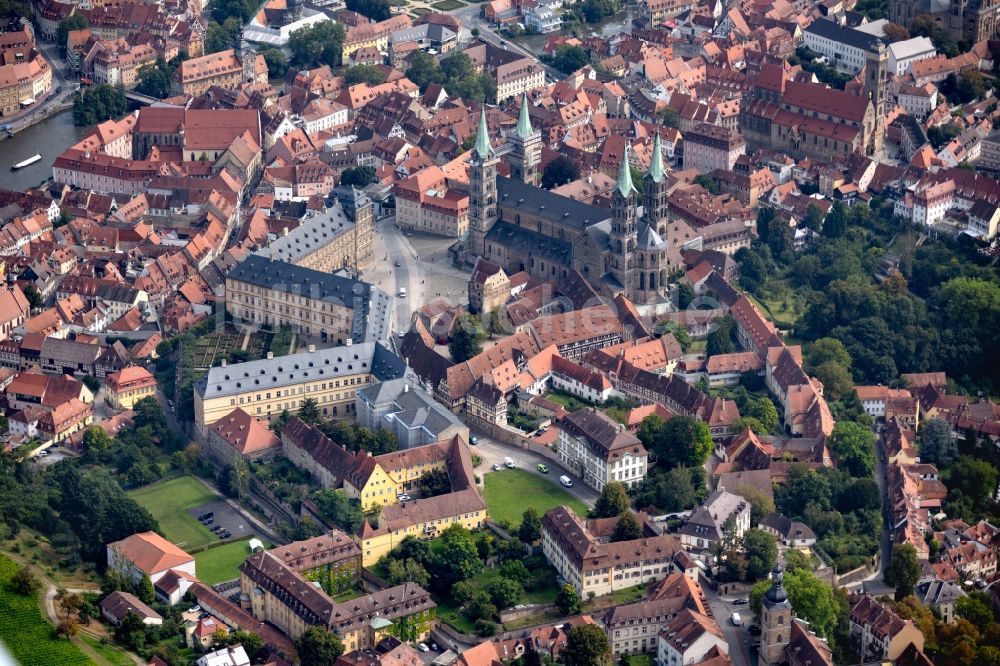 Luftaufnahme Bamberg - Platz- Ensemble Domplatz mit Dom und neuer Residenz im Altstadtbereich und Innenstadtzentrum von Bamberg im Bundesland Bayern, Deutschland