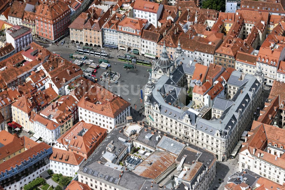 Graz aus der Vogelperspektive: Platz- Ensemble Hauptplatz und Rathaus in Graz in Steiermark, Österreich