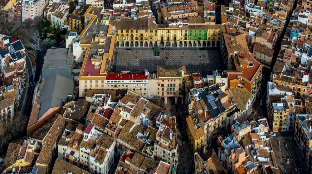 Luftaufnahme Palma - Platz- Ensemble des historischen Plaça Major in der Altstadt von Palma in Balearische Insel Mallorca, Spanien