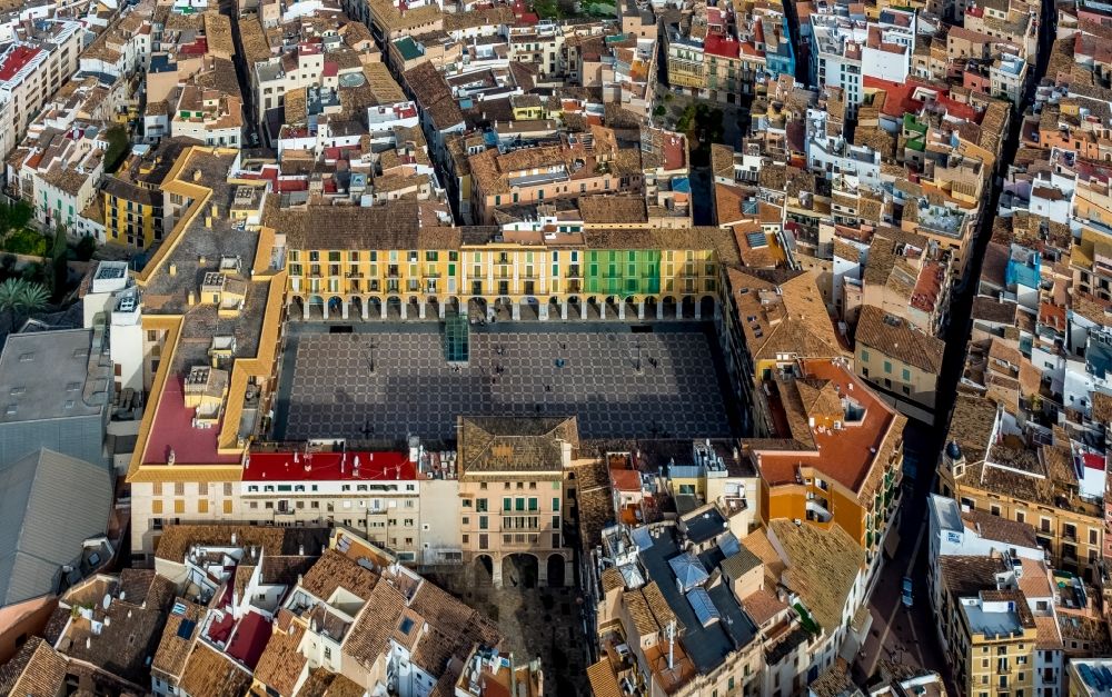 Palma von oben - Platz- Ensemble des historischen Plaça Major in der Altstadt von Palma in Balearische Insel Mallorca, Spanien