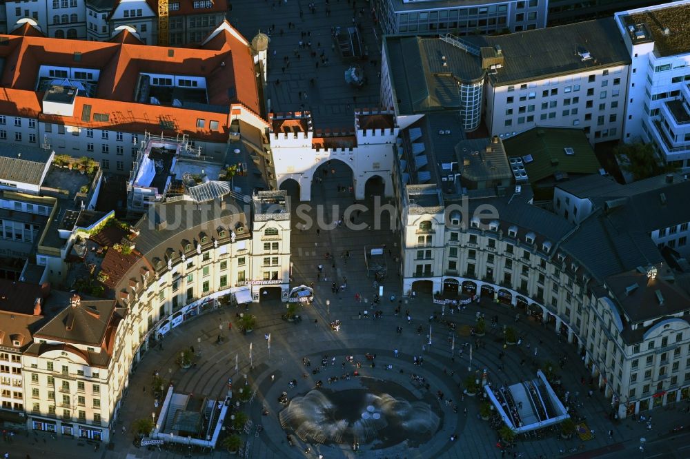 München aus der Vogelperspektive: Platz- Ensemble Karlsplatz - Stachus in München im Bundesland Bayern, Deutschland