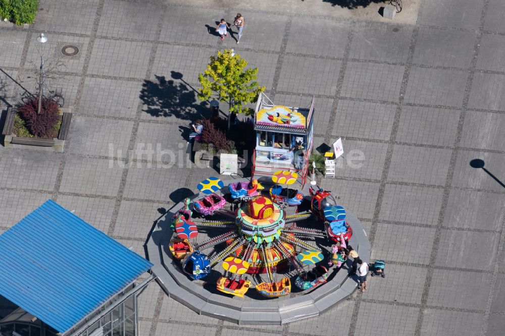 Konstanz aus der Vogelperspektive: Platz- Ensemble mit Kinderkarussell an der Franz-Knapp-Passage in Konstanz im Bundesland Baden-Württemberg, Deutschland