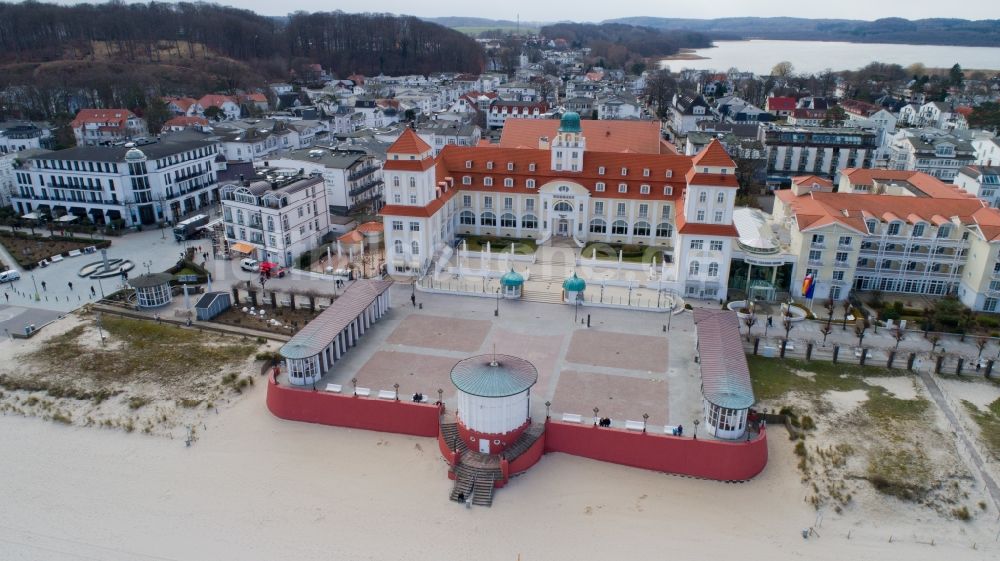 Luftaufnahme Binz - Platz- Ensemble Kurplatz an der Strandpromenade in Binz im Bundesland Mecklenburg-Vorpommern, Deutschland