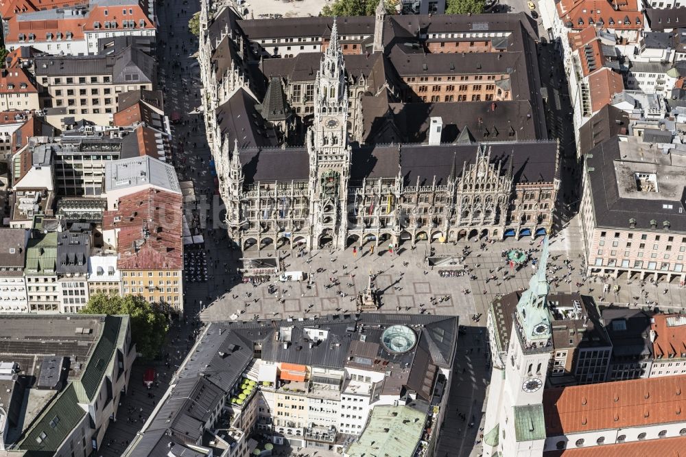 Luftaufnahme München - Platz- Ensemble Marienplatz am Rathaus in München im Bundesland Bayern, Deutschland