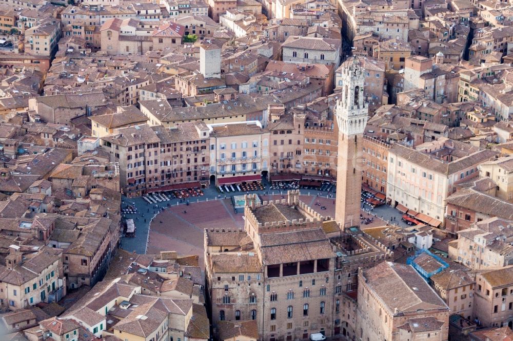 Luftbild Siena - Platz- Ensemble des Piazza del Campo in Siena in Toskana, Italien