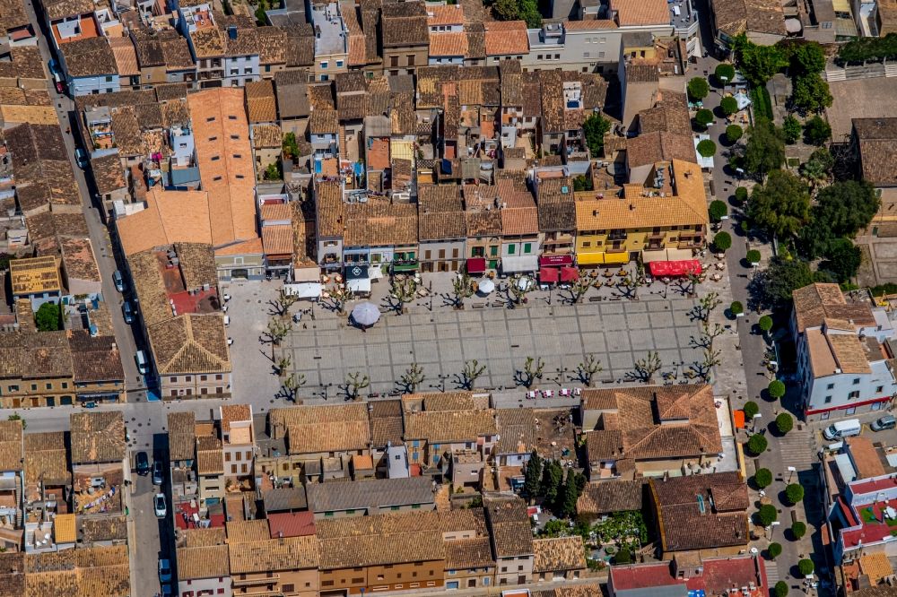 Luftaufnahme Arta - Platz- Ensemble des Plaça del Conqueridor in Arta in Balearische Insel Mallorca, Spanien