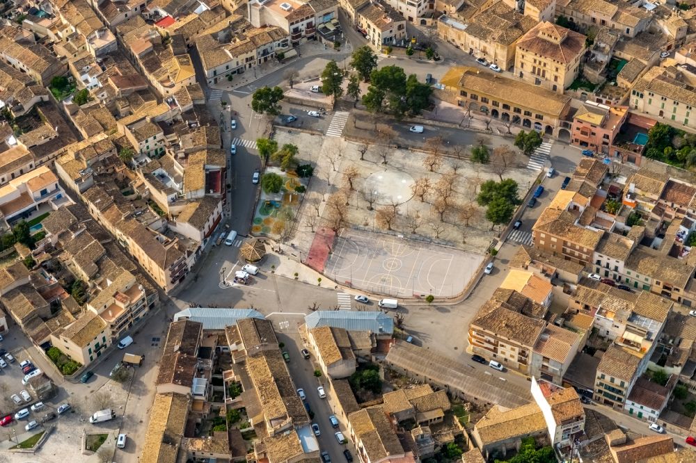 Sineu aus der Vogelperspektive: Platz- Ensemble Plaça es Fossar in Sineu in Balearische Insel Mallorca, Spanien