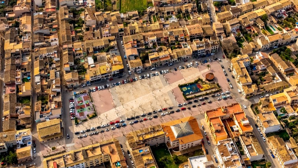 Luftaufnahme Santa Maria del Cami - Platz- Ensemble Plaça Nova in Santa Maria del Cami in Balearische Insel Mallorca, Spanien