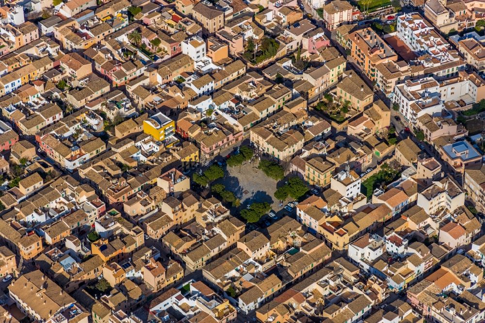 Luftaufnahme Andratx - Platz- Ensemble Placa Espana in Andratx auf der balearischen Mittelmeerinsel Mallorca, Spanien