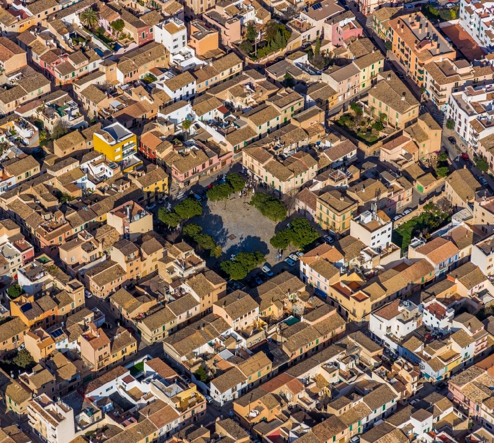 Luftaufnahme Andratx - Platz- Ensemble Placa Espana in Andratx auf der balearischen Mittelmeerinsel Mallorca, Spanien