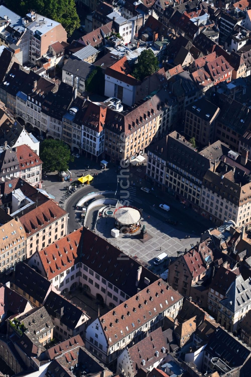 Luftaufnahme Strasbourg - Straßburg - Platz- Ensemble „Place Gutenberg“ in Strasbourg - Straßburg in Grand Est, Frankreich