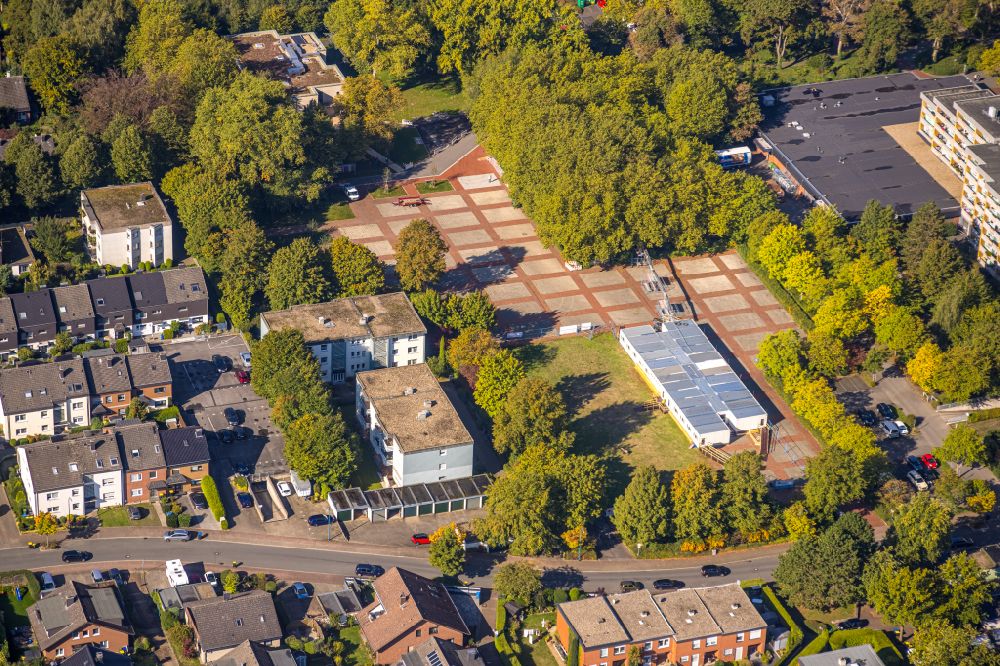 Luftaufnahme Holzwickede - Platz- Ensemble Platz von Louviers in Holzwickede im Bundesland Nordrhein-Westfalen, Deutschland