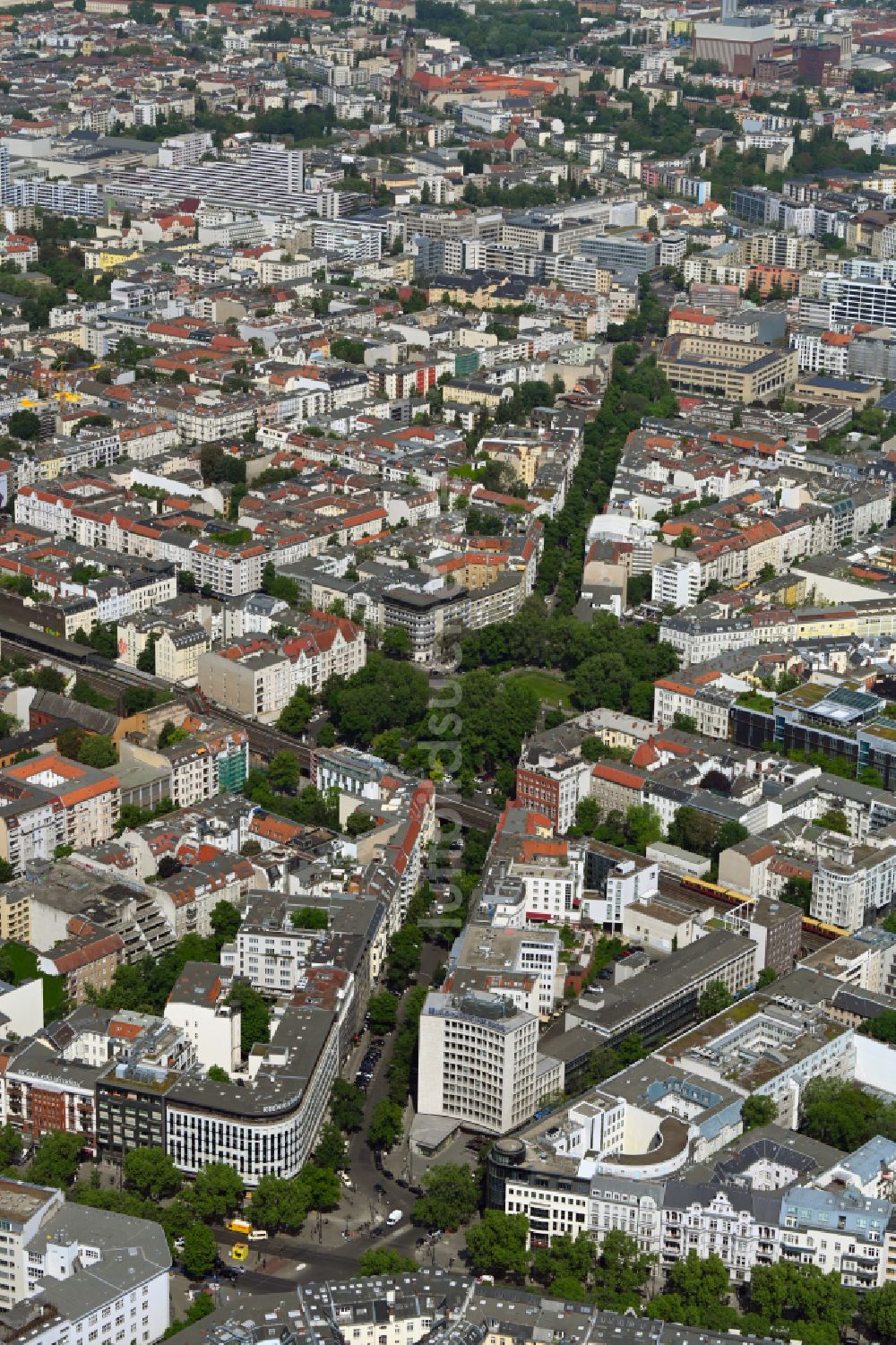 Luftaufnahme Berlin - Platz- Ensemble Savignyplatz im Ortsteil Charlottenburg in Berlin, Deutschland