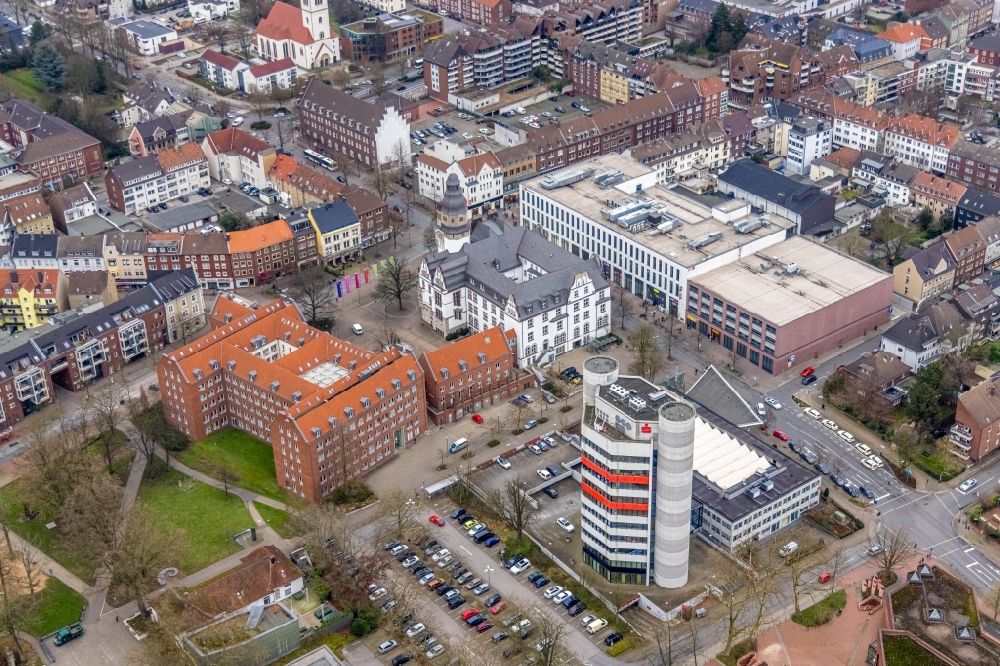 Gladbeck von oben - Platz- Ensemble Willy-Brandt-Platz mit dem Rathaus in Gladbeck im Bundesland Nordrhein-Westfalen, Deutschland