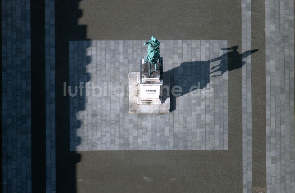 München von oben - Platz- Ensemble des Wittelsbacherplatz mit Reiterdenkmal von Kurfürst Maximilan I. im Ortsteil Maxvorstadt in München im Bundesland Bayern, Deutschland