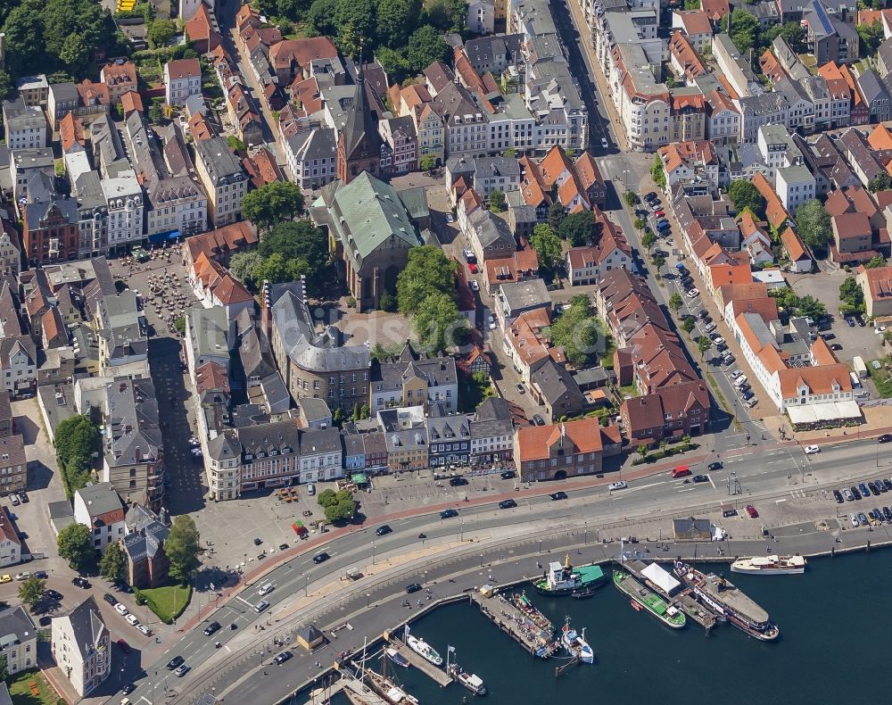 Luftaufnahme Flensburg - Platz- Ensemble zwischen Hafen und Fußgängerzone in Flensburg im Bundesland Schleswig-Holstein, Deutschland