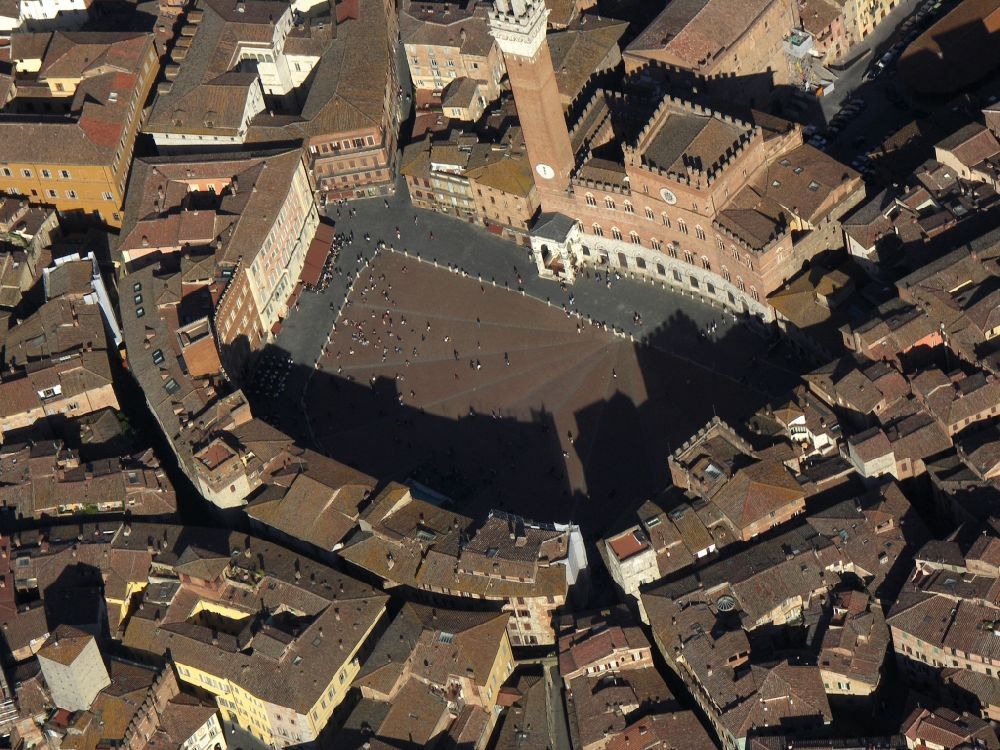 Siena von oben - Platz / Piazza del Campo mit dem Turm / Torre del Mangia in Siena in der Region / regione Toskana / Toscana in Italien / Italia.