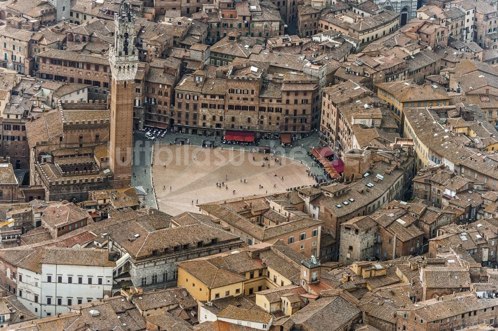 Siena von oben - Plazza del Campo in Siena in der gleichnamigen Provinz in Italien
