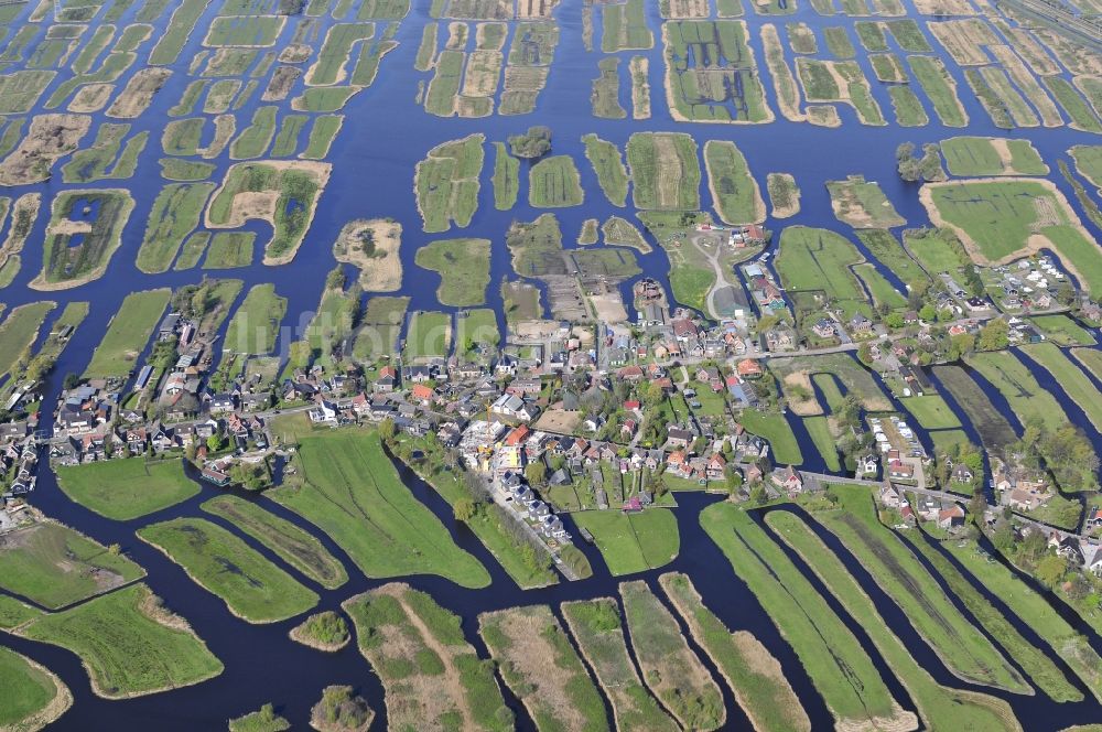 Luftaufnahme Oostzaan - Polderlandschaft in Oostzaan in Noord-Holland, Niederlande