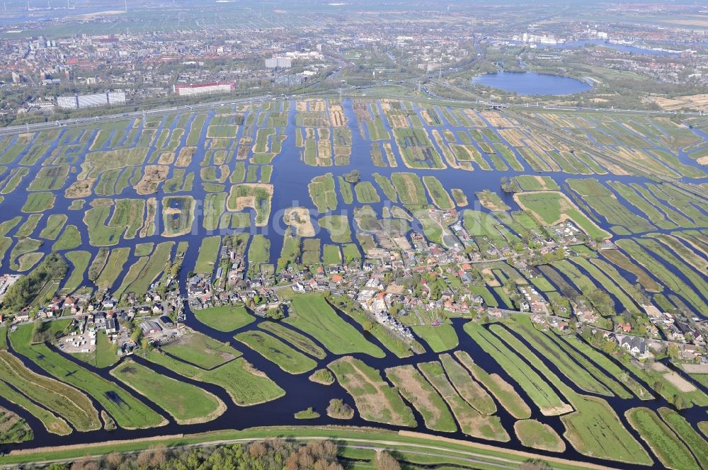 Oostzaan von oben - Polderlandschaft in Oostzaan in Noord-Holland, Niederlande