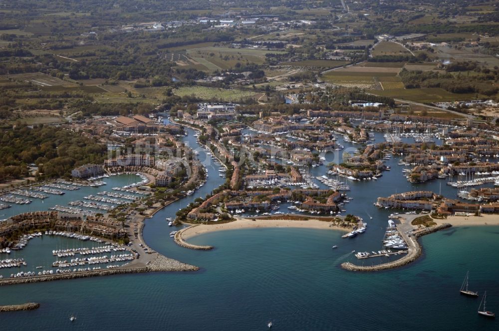 Grimaud aus der Vogelperspektive: Port Grimaud - Marina - Hafenbereich am Ufer des Golfe de Saint-Tropez in Grimaud in Provence-Alpes-Cote d'Azur, Frankreich