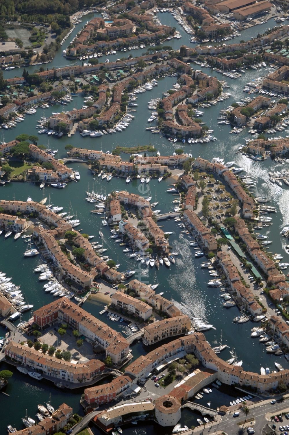 Luftaufnahme Grimaud - Port Grimaud - Marina - Hafenbereich am Ufer des Golfe de Saint-Tropez in Grimaud in Provence-Alpes-Cote d'Azur, Frankreich