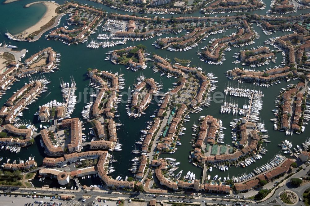 Grimaud von oben - Port Grimaud - Marina - Hafenbereich am Ufer des Golfe de Saint-Tropez in Grimaud in Provence-Alpes-Cote d'Azur, Frankreich