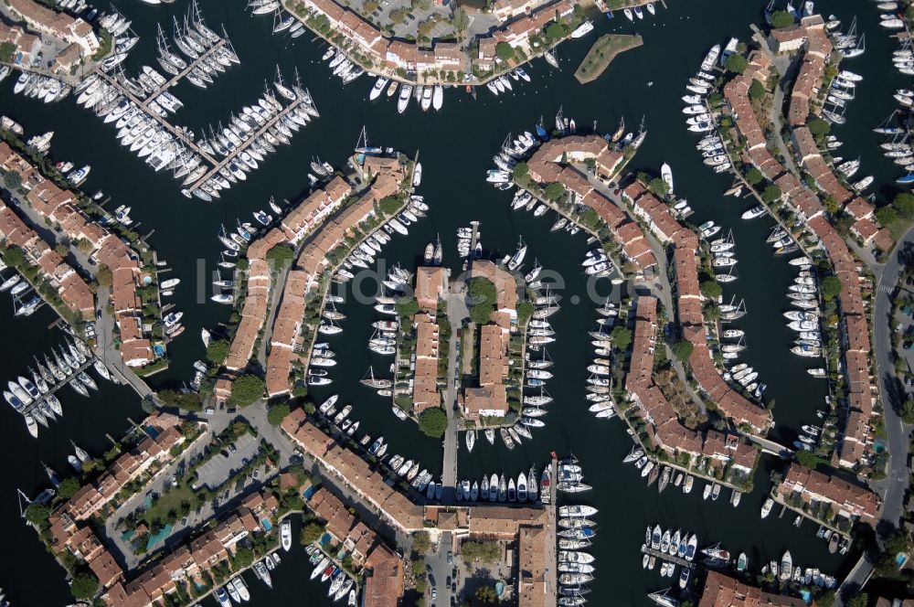 Luftbild Grimaud - Port Grimaud - Marina - Hafenbereich am Ufer des Golfe de Saint-Tropez in Grimaud in Provence-Alpes-Cote d'Azur, Frankreich
