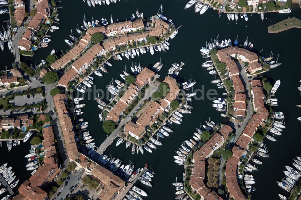 Luftaufnahme Grimaud - Port Grimaud - Marina - Hafenbereich am Ufer des Golfe de Saint-Tropez in Grimaud in Provence-Alpes-Cote d'Azur, Frankreich