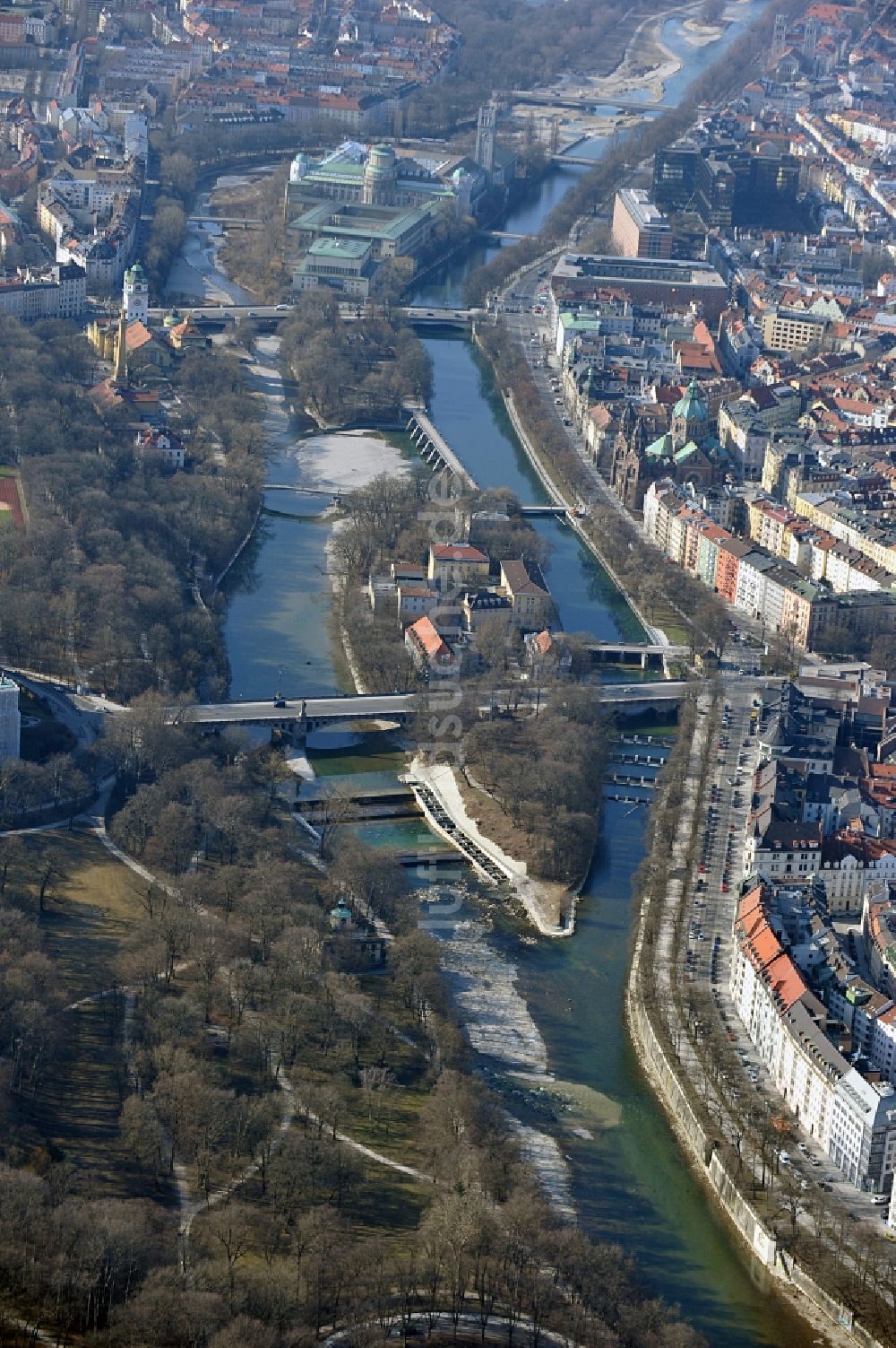 München von oben - Prater - Insel am Ufer des Flußverlaufes der Isar im Ortsteil Altstadt-Lehel in München im Bundesland Bayern, Deutschland
