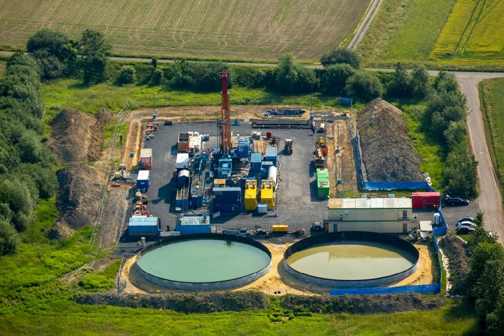 Luftaufnahme Herbern - Probe- Bohrung für eine Gas- Fracking- Hydraulic Fracturing Station über der alten Schachtanlage Radbod 7 in Herbern im Bundesland Nordrhein-Westfalen