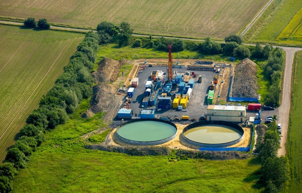 Herbern von oben - Probe- Bohrung für eine Gas- Fracking- Hydraulic Fracturing Station über der alten Schachtanlage Radbod 7 in Herbern im Bundesland Nordrhein-Westfalen