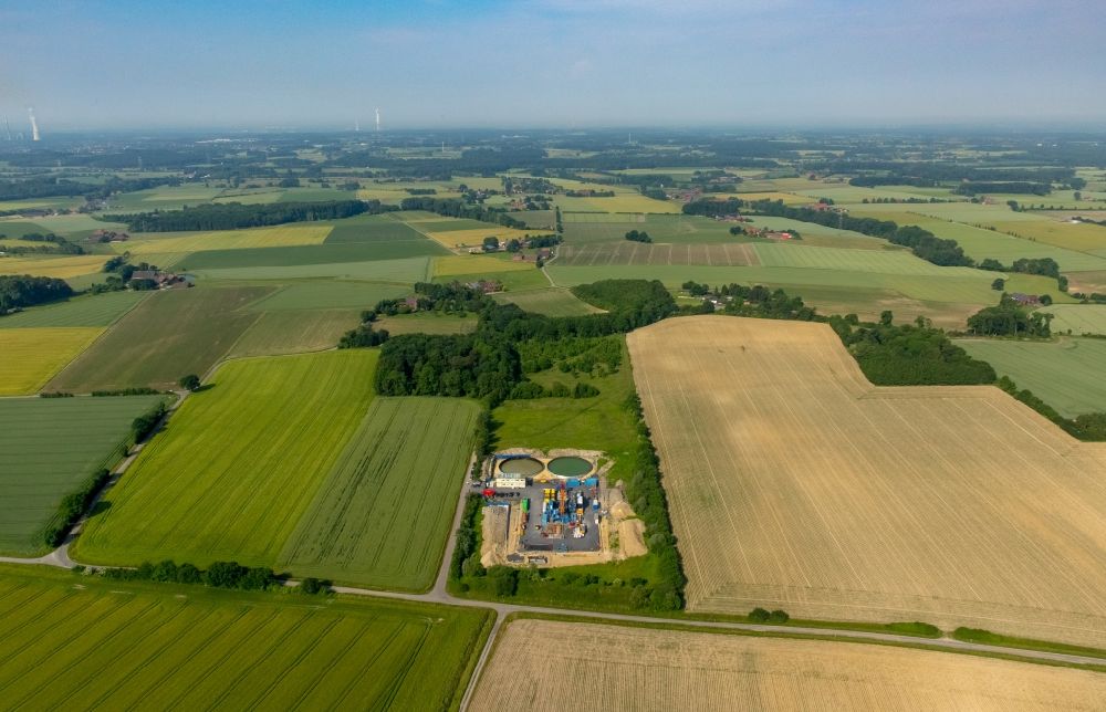 Luftbild Herbern - Probe- Bohrung für eine Gas- Fracking- Hydraulic Fracturing Station über der alten Schachtanlage Radbod 7 in Herbern im Bundesland Nordrhein-Westfalen
