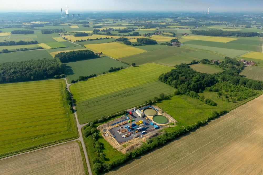 Herbern aus der Vogelperspektive: Probe- Bohrung für eine Gas- Fracking- Hydraulic Fracturing Station über der alten Schachtanlage Radbod 7 in Herbern im Bundesland Nordrhein-Westfalen