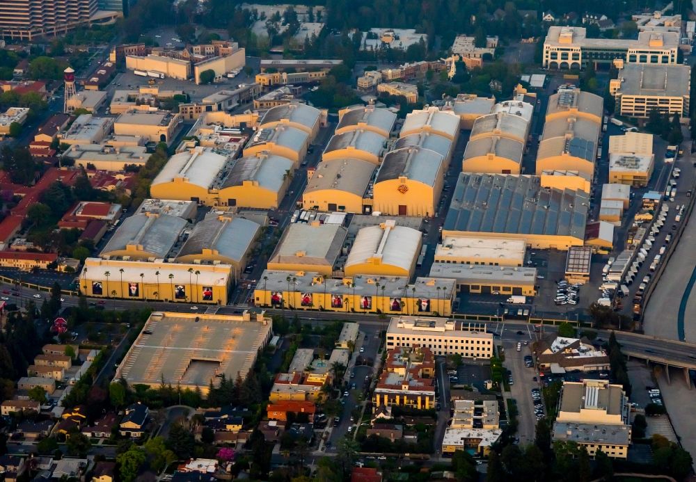 Los Angeles von oben - Produktionshallen und Studios auf dem Gelände von Warner Bros. Studios in Los Angeles in Kalifornien, USA