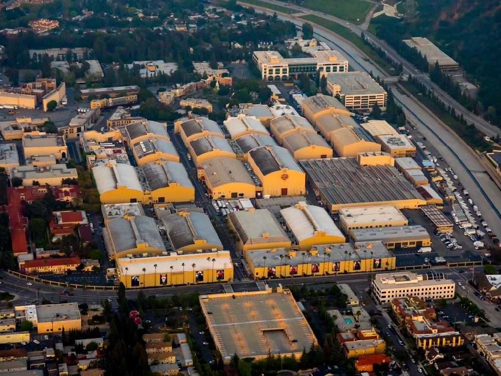 Luftbild Los Angeles - Produktionshallen und Studios auf dem Gelände von Warner Bros. Studios in Los Angeles in Kalifornien, USA