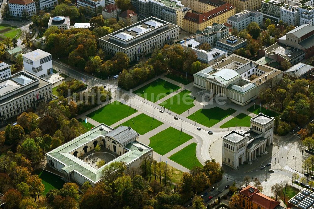 Luftaufnahme München - Propyläen und Staatliche Antikensammlung am Königsplatz in München Maxvorstadt im Bundesland Bayern