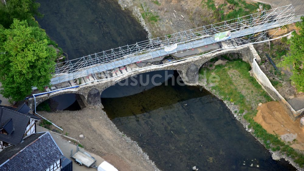 Schuld aus der Vogelperspektive: Provisorisch für Fußgänger hergerichteten Brücke über den Flußverlauf der Ahr in Schuld im Bundesland Rheinland-Pfalz, Deutschland