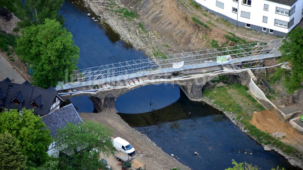 Schuld von oben - Provisorisch für Fußgänger hergerichteten Brücke über den Flußverlauf der Ahr in Schuld im Bundesland Rheinland-Pfalz, Deutschland