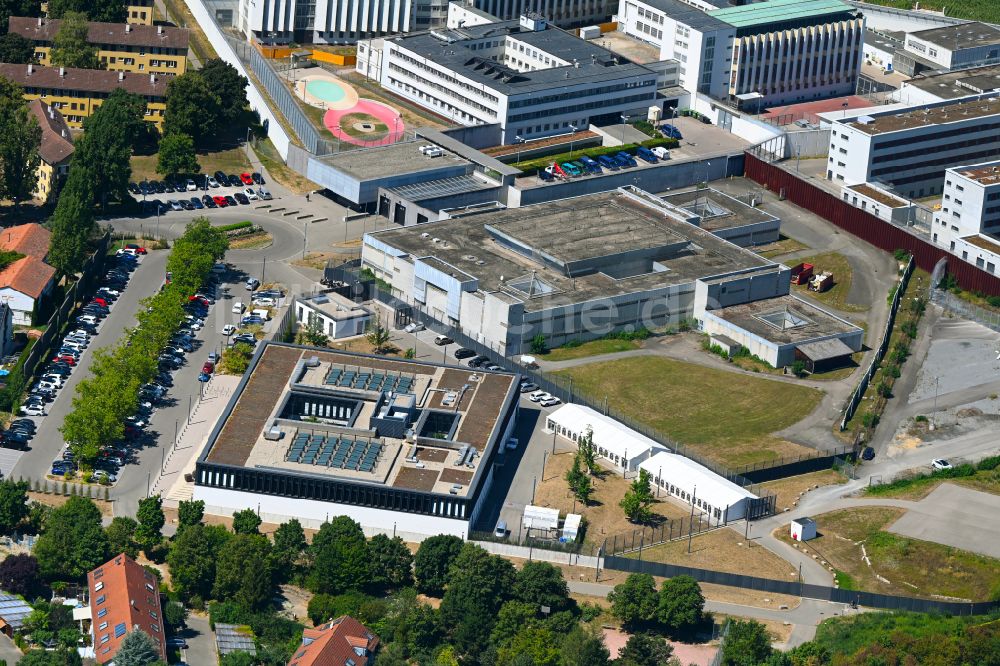 Luftaufnahme Stuttgart - Prozessgebäude am Gelände der Justizvollzugsanstalt JVA Stuttgart im Ortsteil Stammheim in Stuttgart im Bundesland Baden-Württemberg, Deutschland