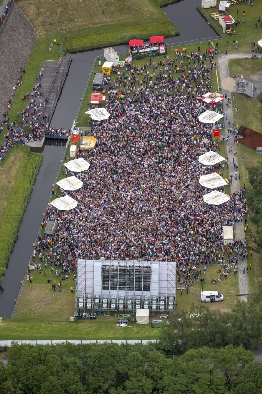 Luftbild Bochum - Public Viewing - Veranstaltung im Bochumer Westpark vor Industrieller Kulisse neben der Jahrhunderthalle anläßlich der Fussball WM 2014 in Bochum im Bundesland Nordrhein-Westfalen