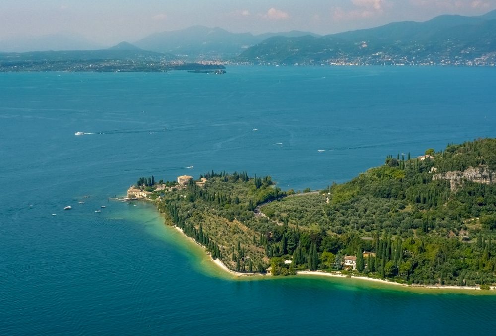 Luftaufnahme Garda - Punta San Vigilio ist eine kleine Landzunge am Gardasee in Veneto, Italien