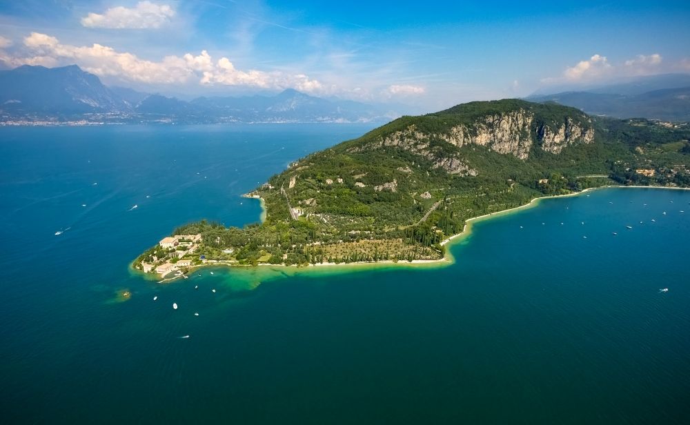 Garda aus der Vogelperspektive: Punta San Vigilio ist eine kleine Landzunge am Gardasee in Veneto, Italien