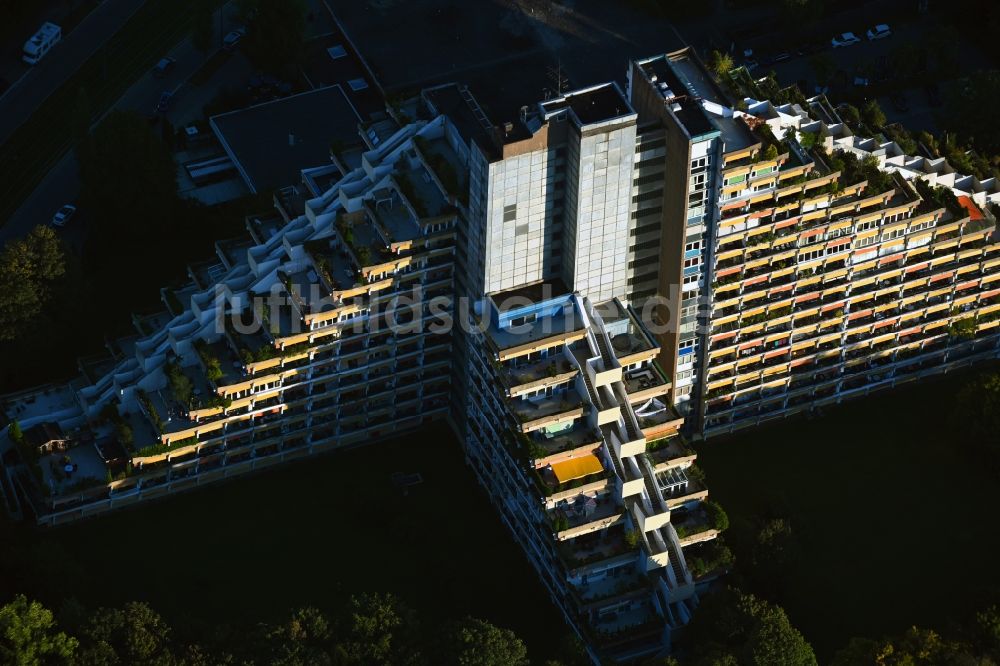 Luftaufnahme München - Pyramidenförmige Terassen Pharao- Haus im Ortsteil Bogenhausen in München im Bundesland Bayern, Deutschland