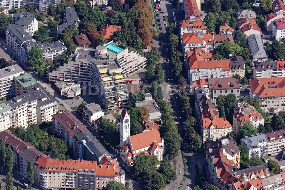 München aus der Vogelperspektive: Pyramidenförmiges Hochhaus- Gebäude Fuchsbau in München Schwabing im Bundesland Bayern