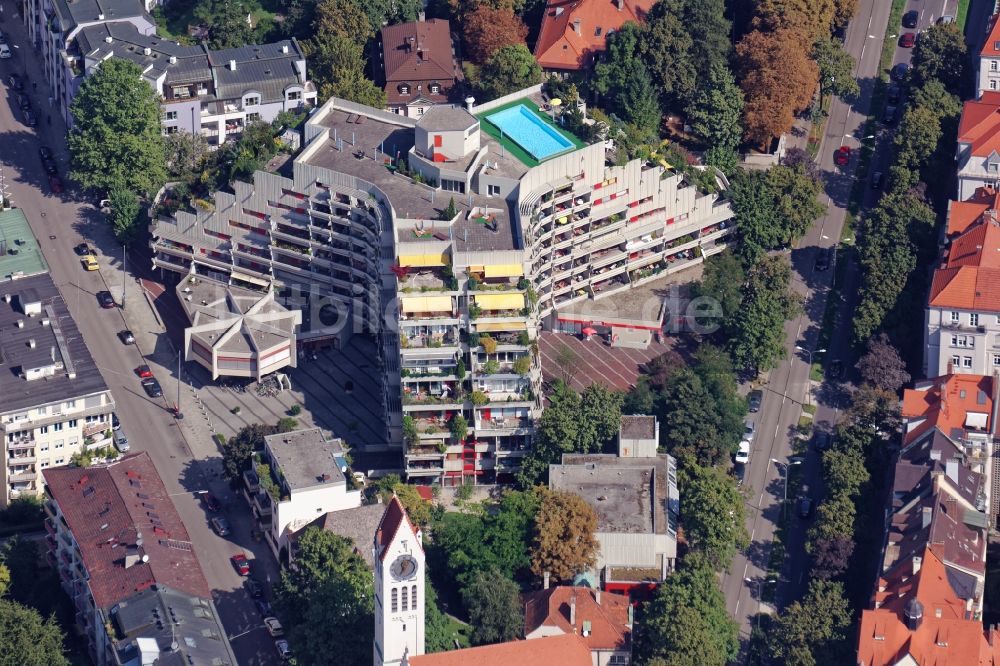 Luftbild München - Pyramidenförmiges Hochhaus- Gebäude Fuchsbau in München Schwabing im Bundesland Bayern