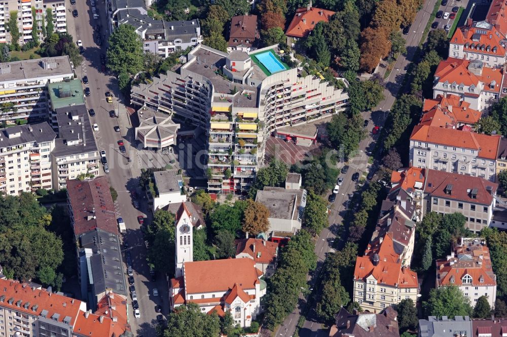 Luftaufnahme München - Pyramidenförmiges Hochhaus- Gebäude Fuchsbau in München Schwabing im Bundesland Bayern