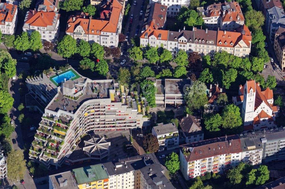 München von oben - Pyramidenförmiges Hochhaus- Gebäude Fuchsbau in München Schwabing im Bundesland Bayern