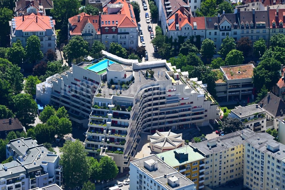 Luftaufnahme München - Pyramidenförmiges Hochhaus- Gebäude Fuchsbau in München Schwabing im Bundesland Bayern