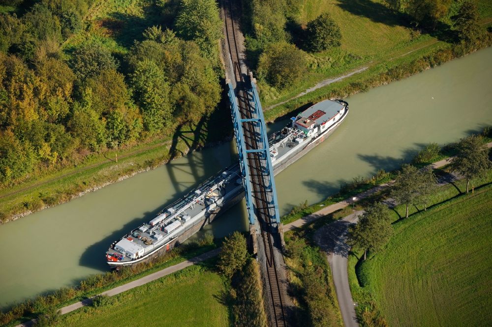 Luftbild Hamm - Querliegendes Öltankschiff ELBTAL der Binnenschiffahrt auf der Wasserstraße des Datteln-Hamm-Kanal bei Hamm im Bundesland Nordrhein-Westfalen